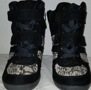 Simply Vera Wedge Sneaker 6M
